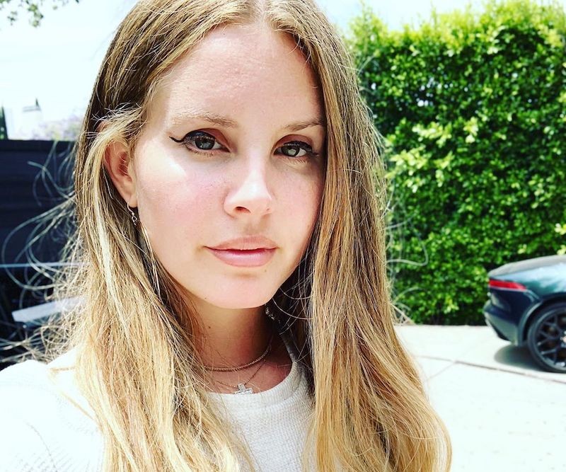 Larissa Lins resenha livro de poemas de Lana Del Rey recém traduzido no Brasil